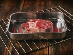 چطور گوشت یخ‌زده را ایمن آب کنیم تا نرم و آبدار بماند
